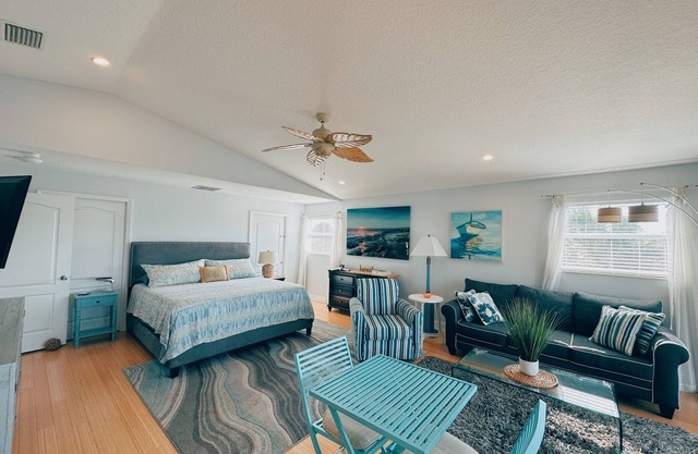 LaLa`s Beach House - Walking Distance to the Beach and Shopping