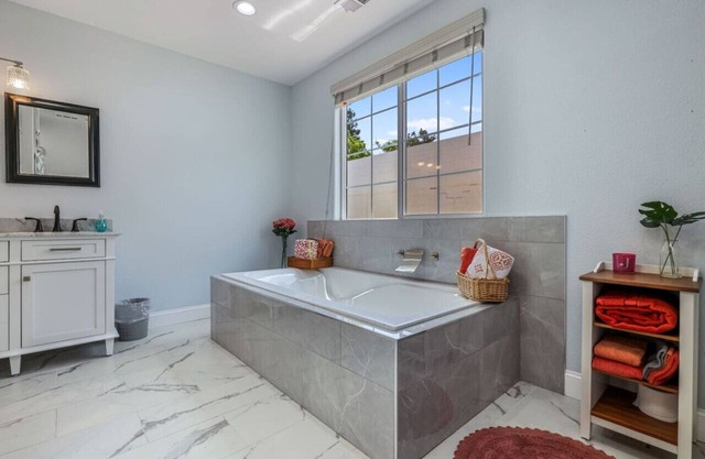 LaLoma Delight. Private Luxury Bath central