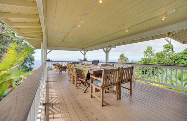Lanai + Ocean Views: Secluded Holualoa Retreat!