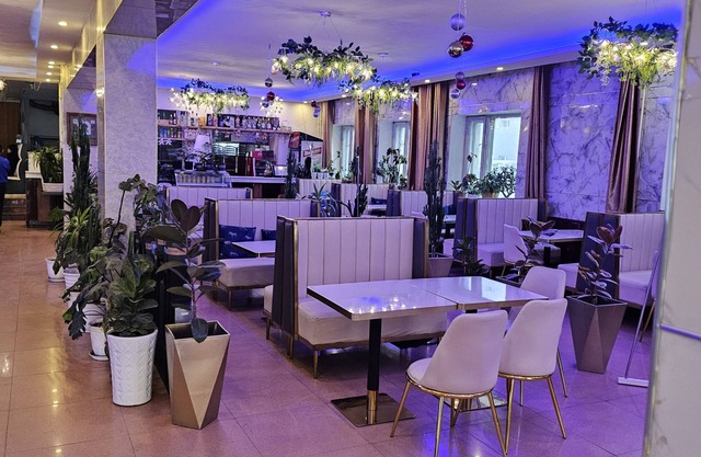 Land Hotel