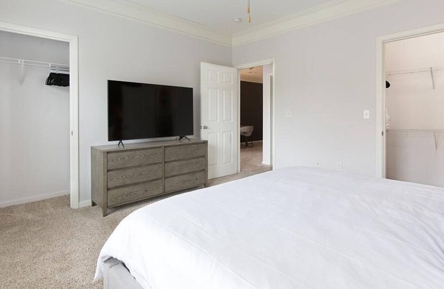 Landing at The Sovereign at Overland Park Apartments - 1 Bedroom in St. Andrews Highlands