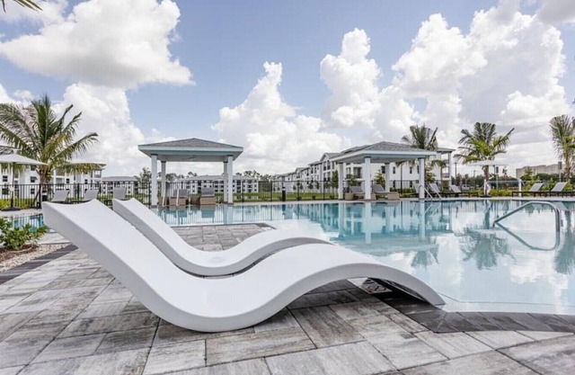 Landing at The Vistas at Eastwood - 2 Bedrooms in Eastwood Village