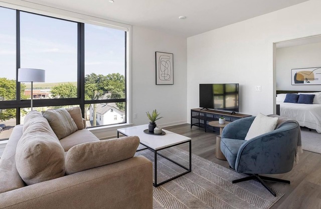 Landing | Beautiful 2BD, Gym, Rooftop Lounge