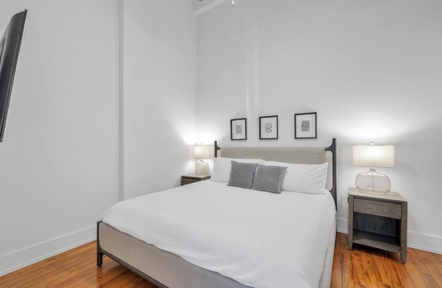 Landing | Chic 1BD, Yoga Studio, Gym