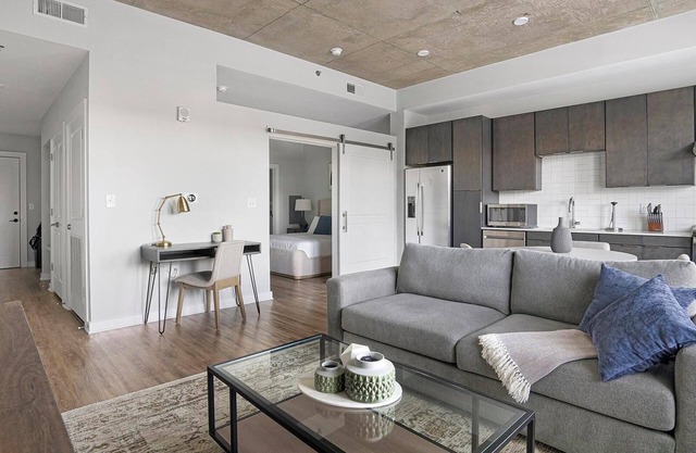 Landing | Chic 1BD, Yoga Studio, Courtyard
