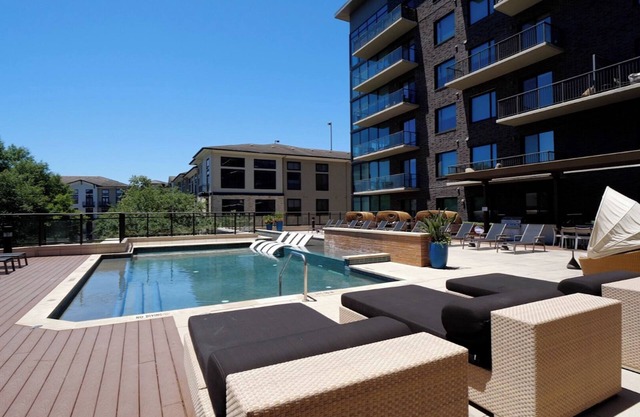 Landing | Chic 2BD, Tennis Court, Pool