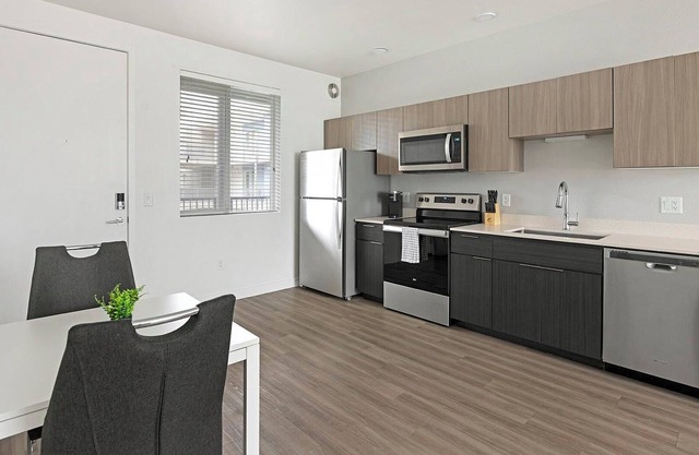 Landing | Chic Studio, Gym, Courtyard