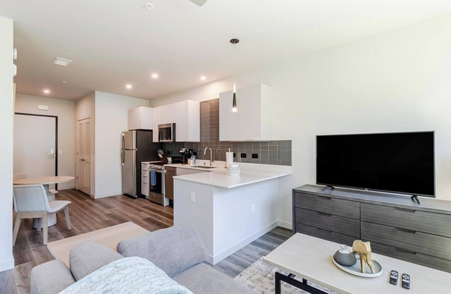 Landing | Chic Studio, Pool, Clubhouse