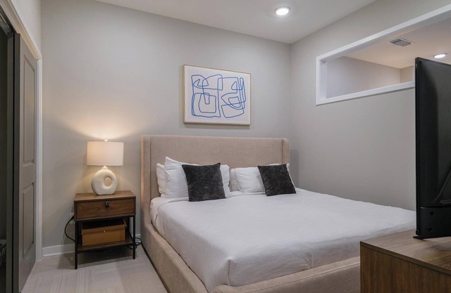 Landing | Modern 1BD in Fountain Heights