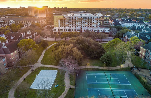 Landing | Spectacular 2BD, Tennis Court, Gym