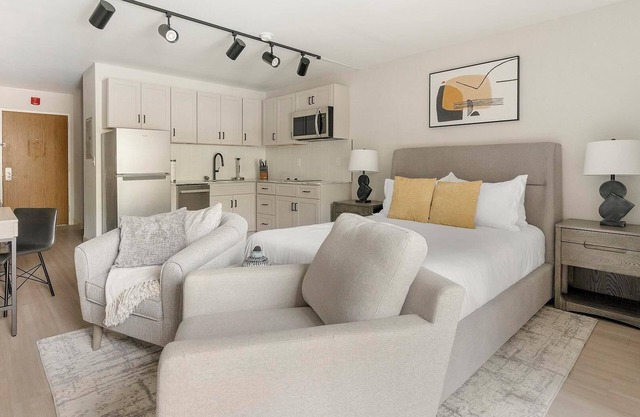 Landing | Spectacular Studio, Pool, Gym
