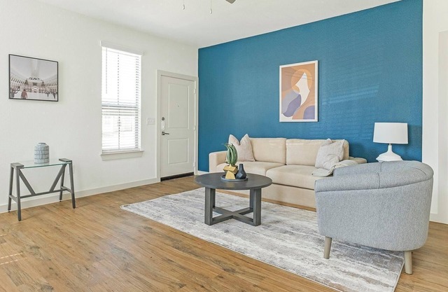 Landing | Stunning 3BD, Gym, Pool