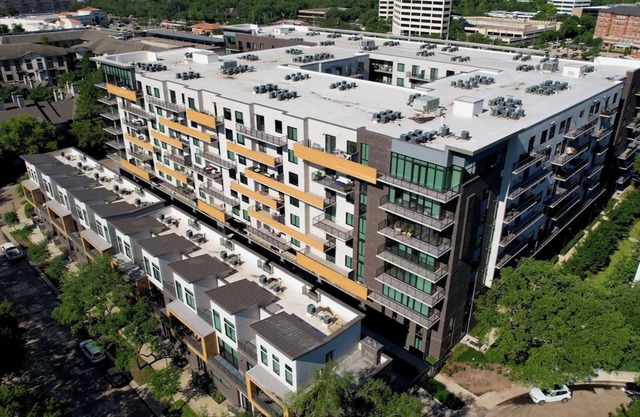 Landing | Stylish 2BD, Tennis Court, Gym