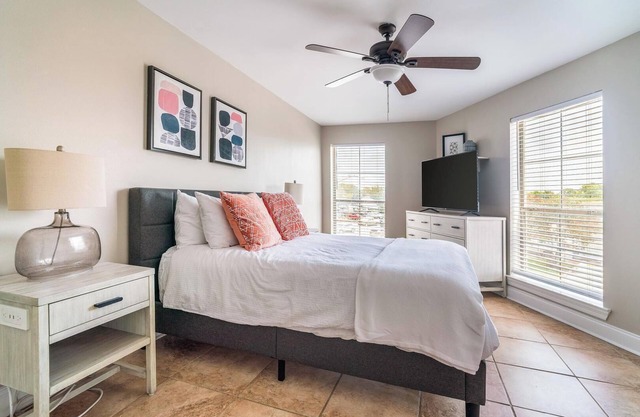Landing | Stylish 2BD, Gym, Pool