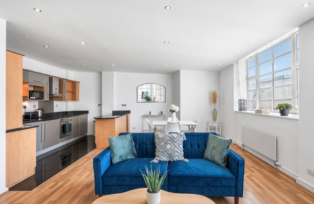 Lanes Noir | Central | 3Beds | Contractors