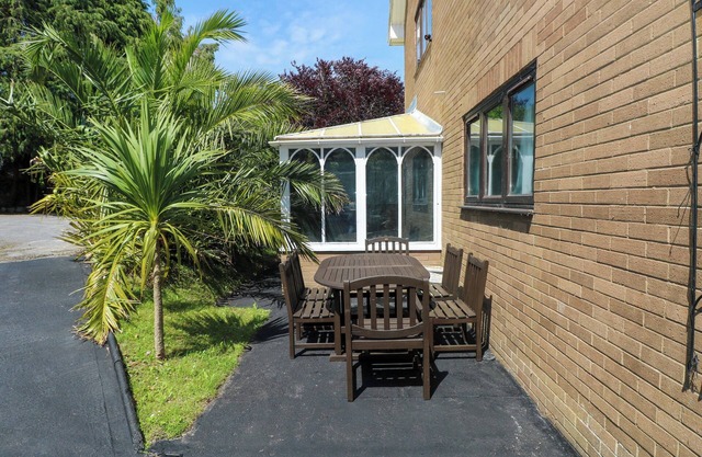 LANGLAND HEIGHTS, pet friendly, character holiday cottage in Mumbles