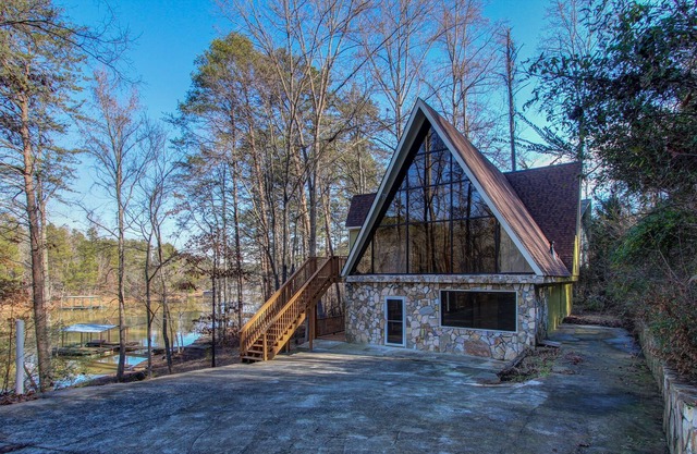 Lanier Laptime, Unconventional Lakefront Living, Dock, Kayaks, 30 days+ rentals
