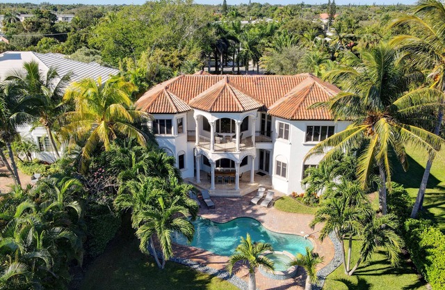 Lantana House - 4bdrm waterfront estate w/private pool hot tub