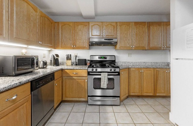 Large 1 Bedroom With Fireplace
