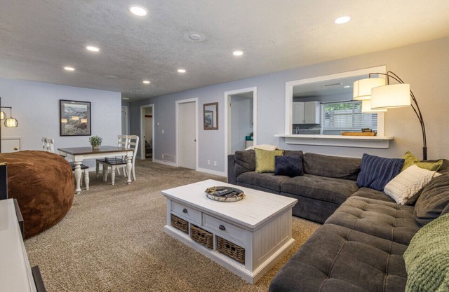 Large 2 Bedroom Apt | Cute