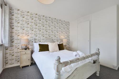 Large 2-br City Home Free Parking Sleeps 6