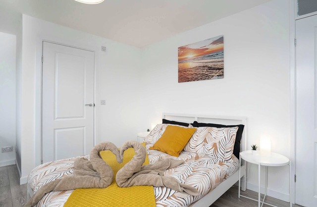 Large 3 Bed House - Parking