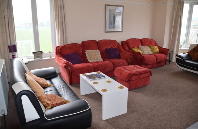 Large 3 bedroomed Apt. sleeps 7 in comfy beds. Plenty of room for two families.