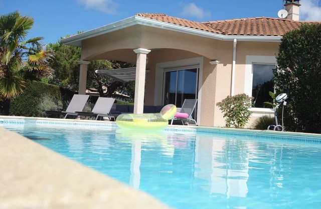 Large 4* villa with heated pool on the Bay of Arcachon