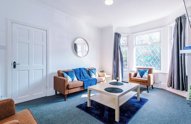*Large 4BR House* | Pool Table | Free Parking | PS4 + Games | Desk Space