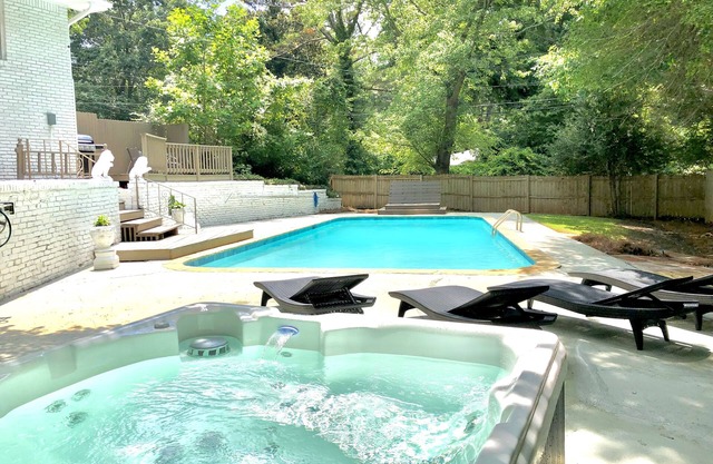 Large 5 Bdrm Home w/HotTub-BBQ-Foosball-in Stone Mountain-SUMMER:PrivatePool