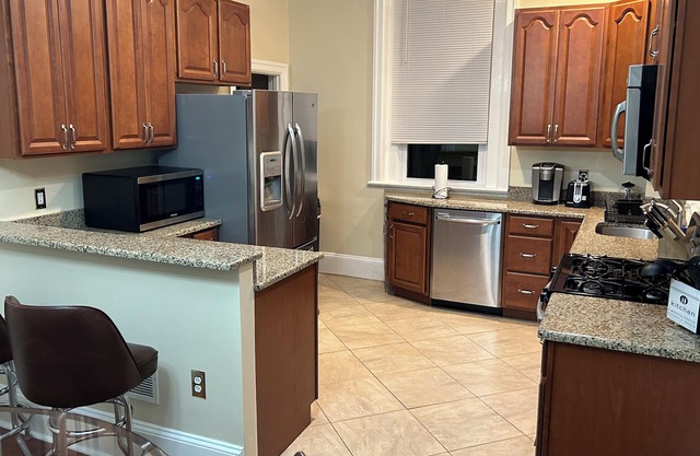 Large 5 bed home w/ big yard & Driveway