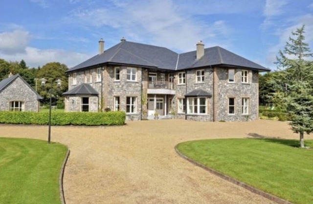 Large 5-bed Home with Tennis Court & Bar