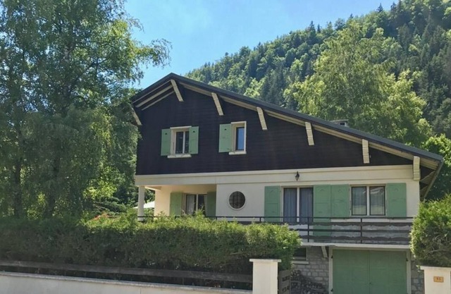 Large 5-bedroom chalet / 2 lounges. Near village and ski slopes