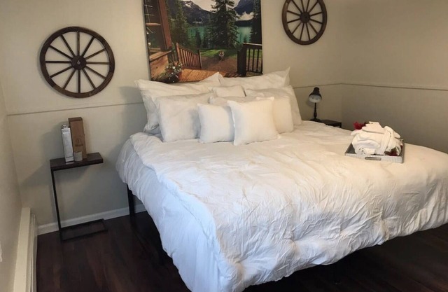 Large 5 Bedroom Home King Bed