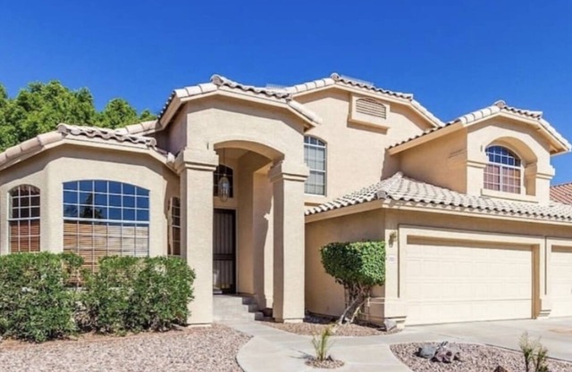 LARGE 5 bedroom retreat with HEATED Pool! Great for families ! Sleeps 16