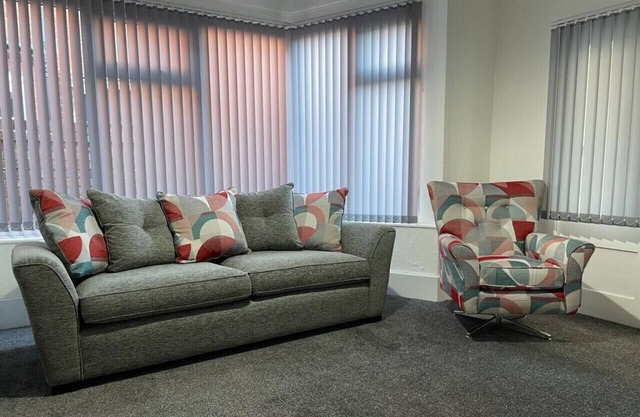 Large 5 Bedrooms, Sleeps 10 With Parking