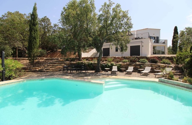 Large and beautiful renovated villa for 8 people with private pool and hillside view