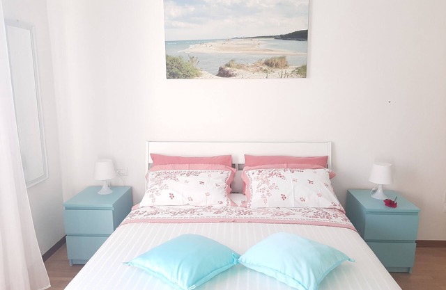 Large and bright, a stone's throw from the castle, balcony, FREE WIFI, A/C, parking space