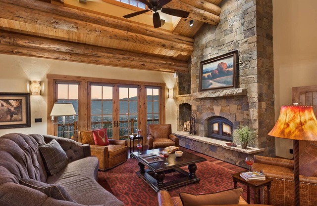 Large and Luxurious + Hot Tub + Elevator + Close to Skiing - Panorama Grande
