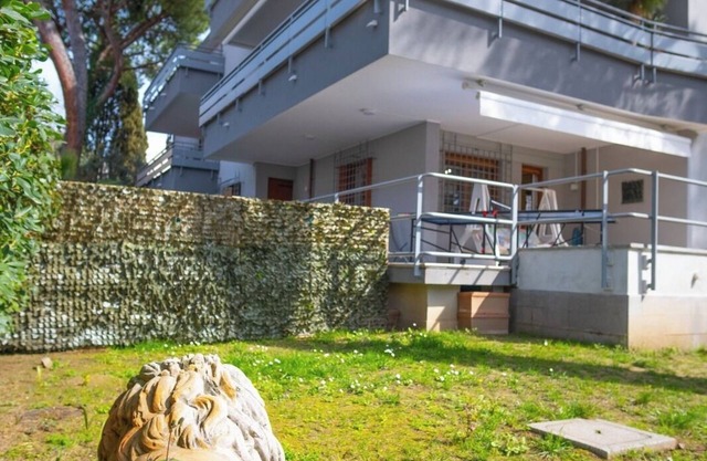 Large apartment with garden near the center and the beach. Pet ok