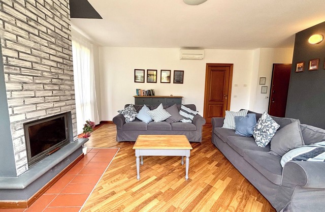Large apartment with private garden, next to the lake. Dog welcome