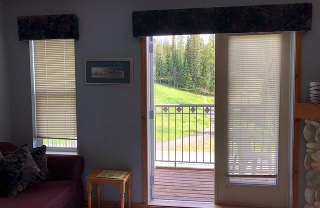 Large balcony, walk out condo at base of Silver Queen Chair - Pet friendly!