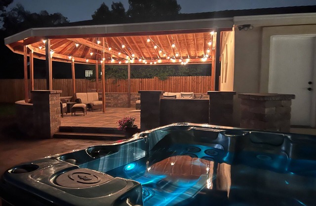 Large BOHO home with mountain views and HOT TUB!