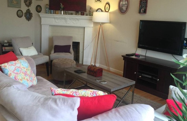 Large Bright 2 Bedroom w L Deck & One Free Parking Near Beach, Golden Gate Park