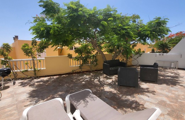 Large, bright and quiet with terrace, 3 bedrooms, 3 bathrooms, wifi.
