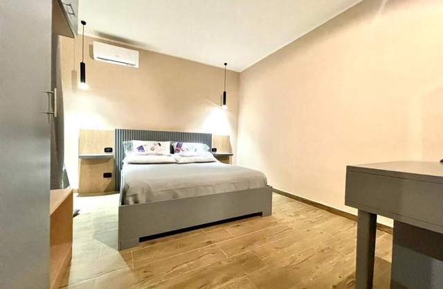 Large, bright and quiet room (1)