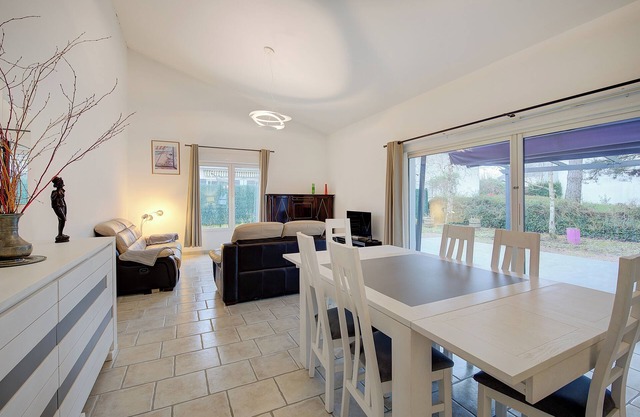 Large bright house for 6 people - Enclosed courtyard for 3 vehicles - Terrace