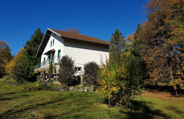 Large-capacity gîte 1.5 km from the Hérisson waterfalls,