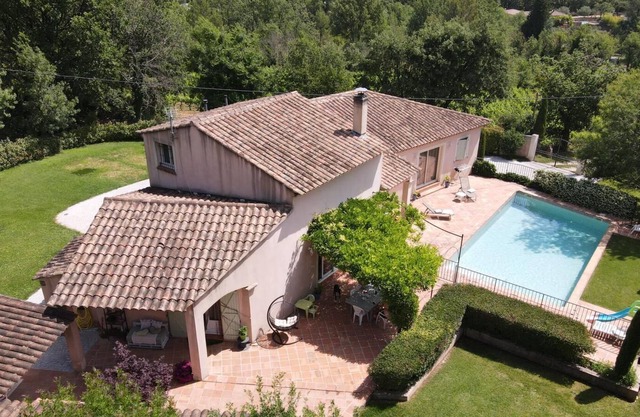 Large charming property in a haven of greenery!