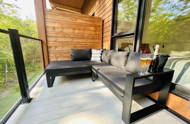 Large condo at the foot of Mont Orford- 5 min Magog - Memphremagog - Spas-Pool